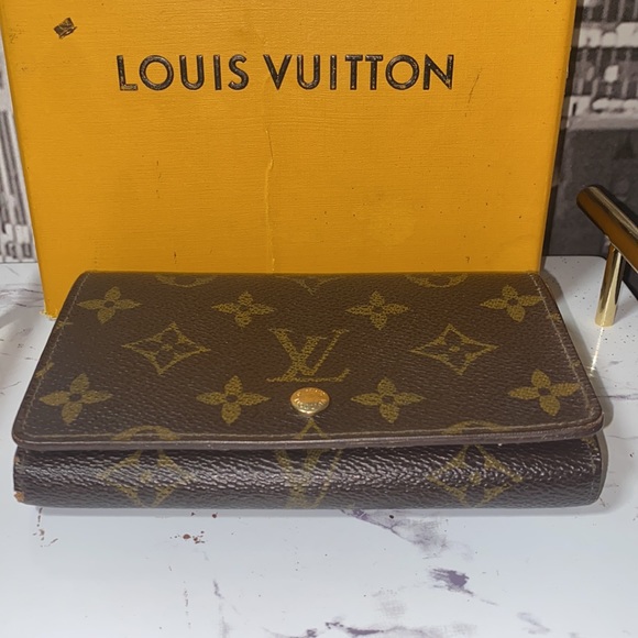 Authentic Louis Vuitton Monogram Bifold Zippy Wallet with chain - Picture 14 of 15